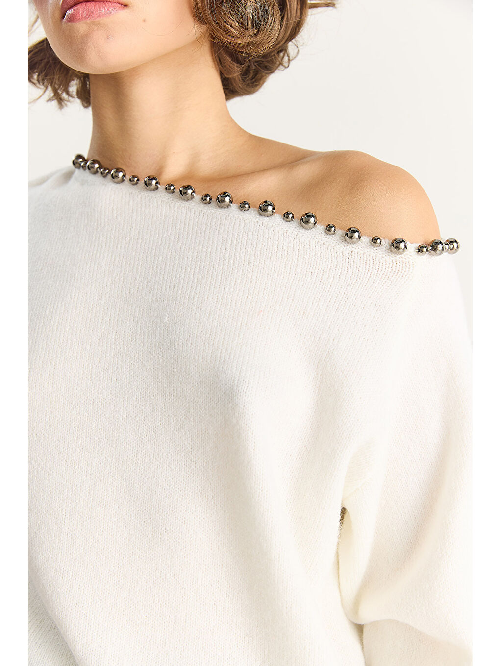 Beyaz Kadın Taş İşleme Detaylı Tek Omuz Triko Kazak TK-5