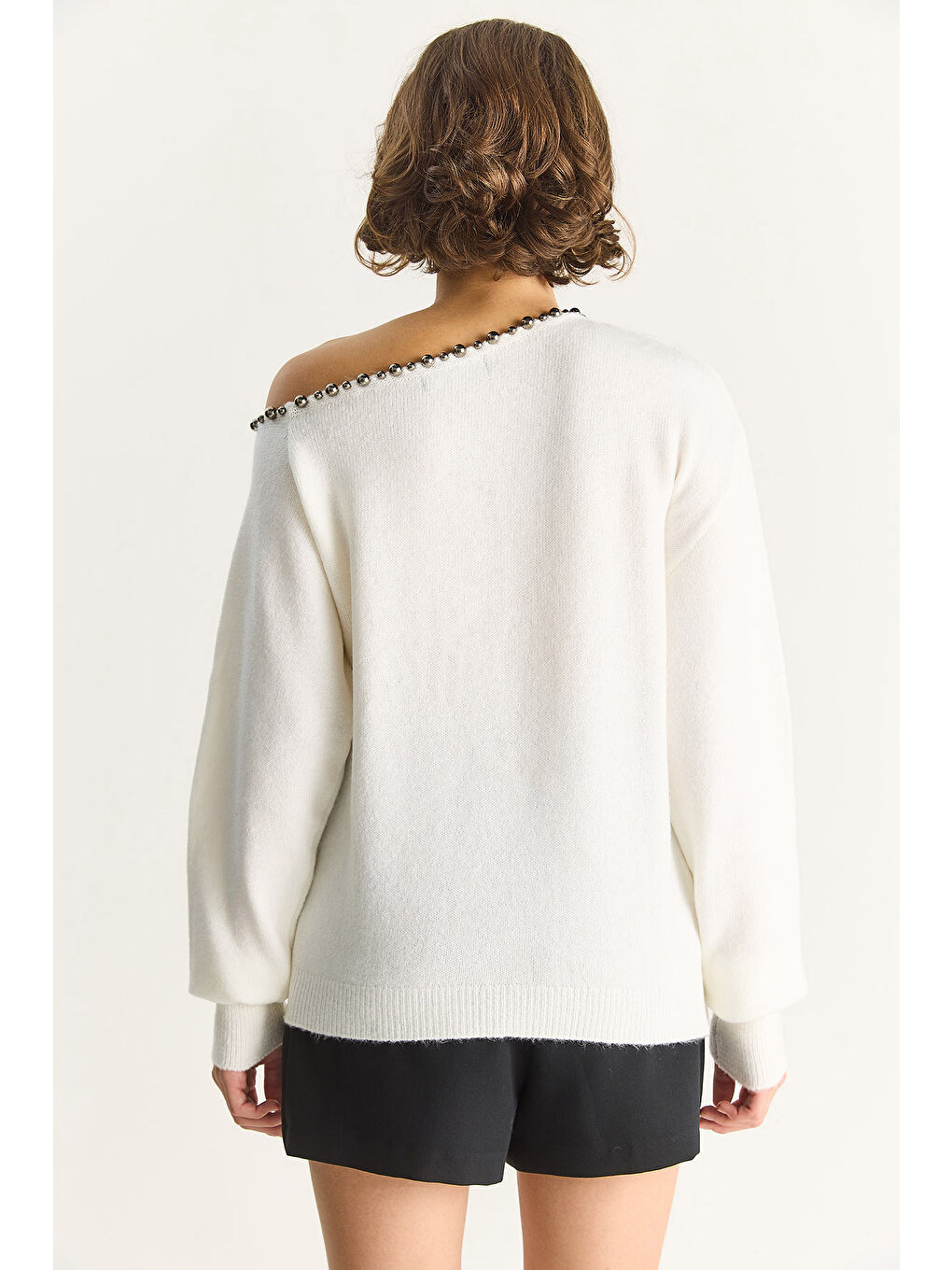 Beyaz Kadın Taş İşleme Detaylı Tek Omuz Triko Kazak TK-6