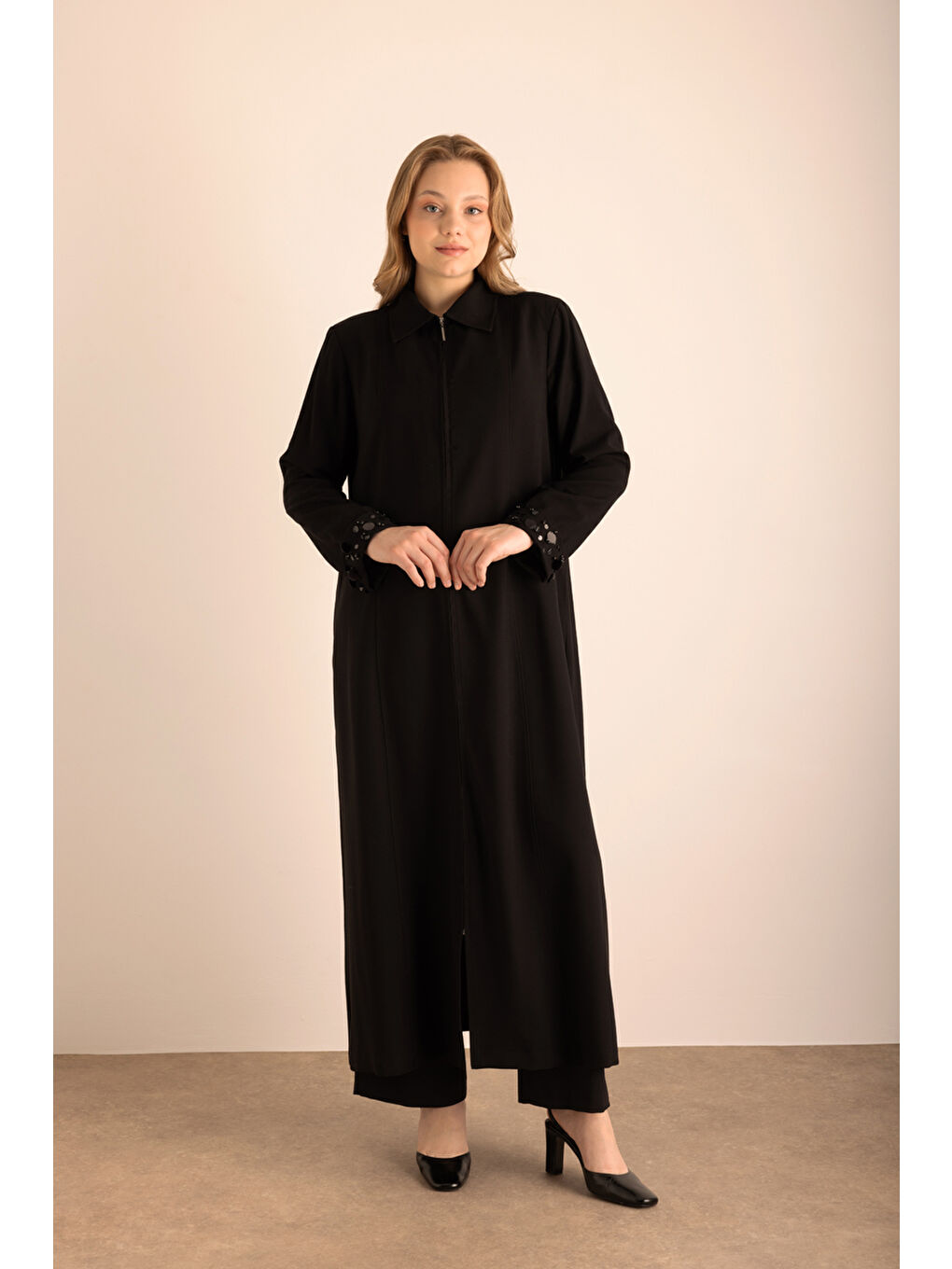Siyah Kolları İşleme Detaylı Pardösü