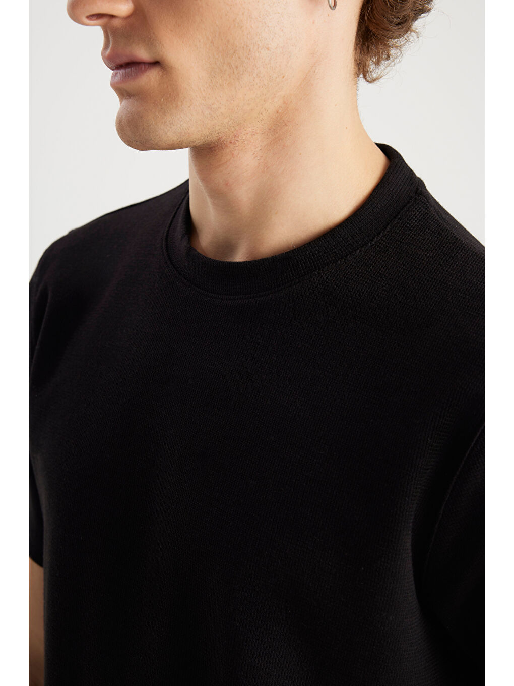 Relaxed Fit Geniş Kesim Bisiklet Yaka Siyah Dokulu Basic Tişört-5