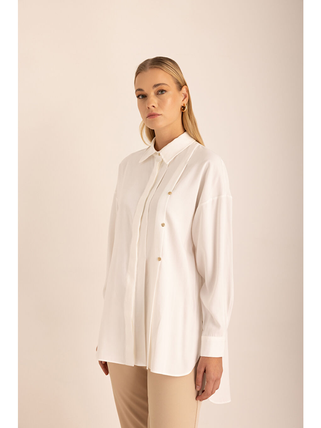 Ekru Pileli Metal Logolu Bluz