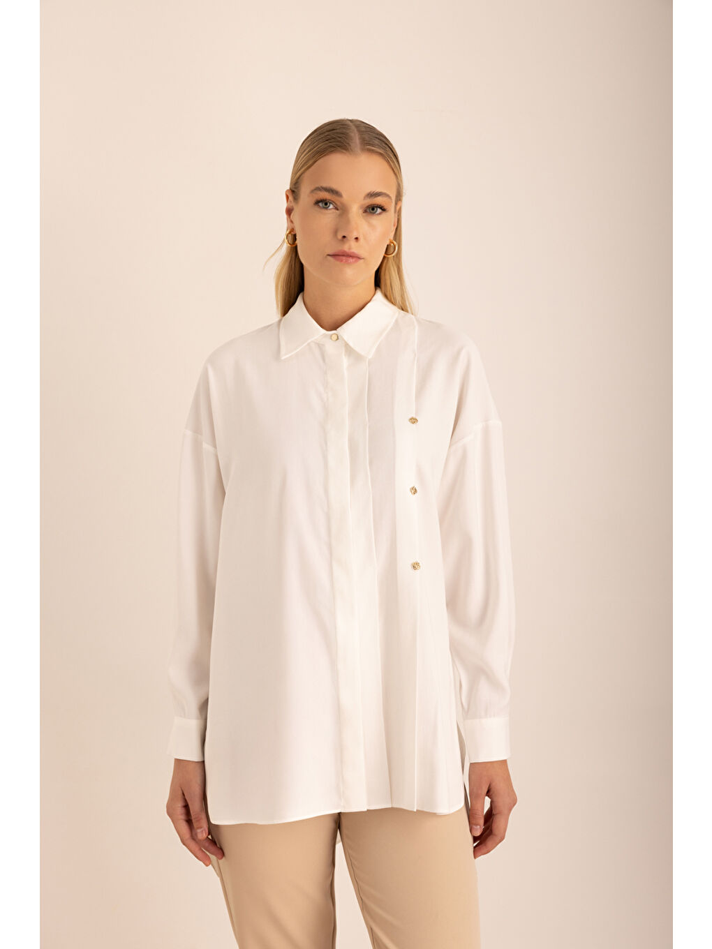 Ekru Pileli Metal Logolu Bluz-1