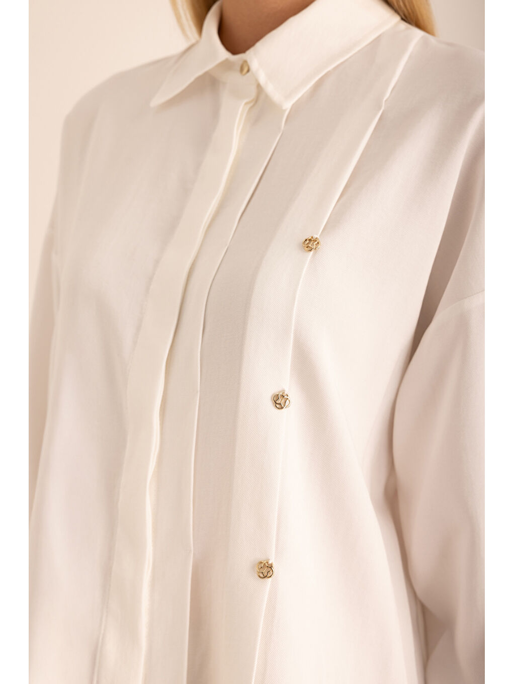 Ekru Pileli Metal Logolu Bluz-2