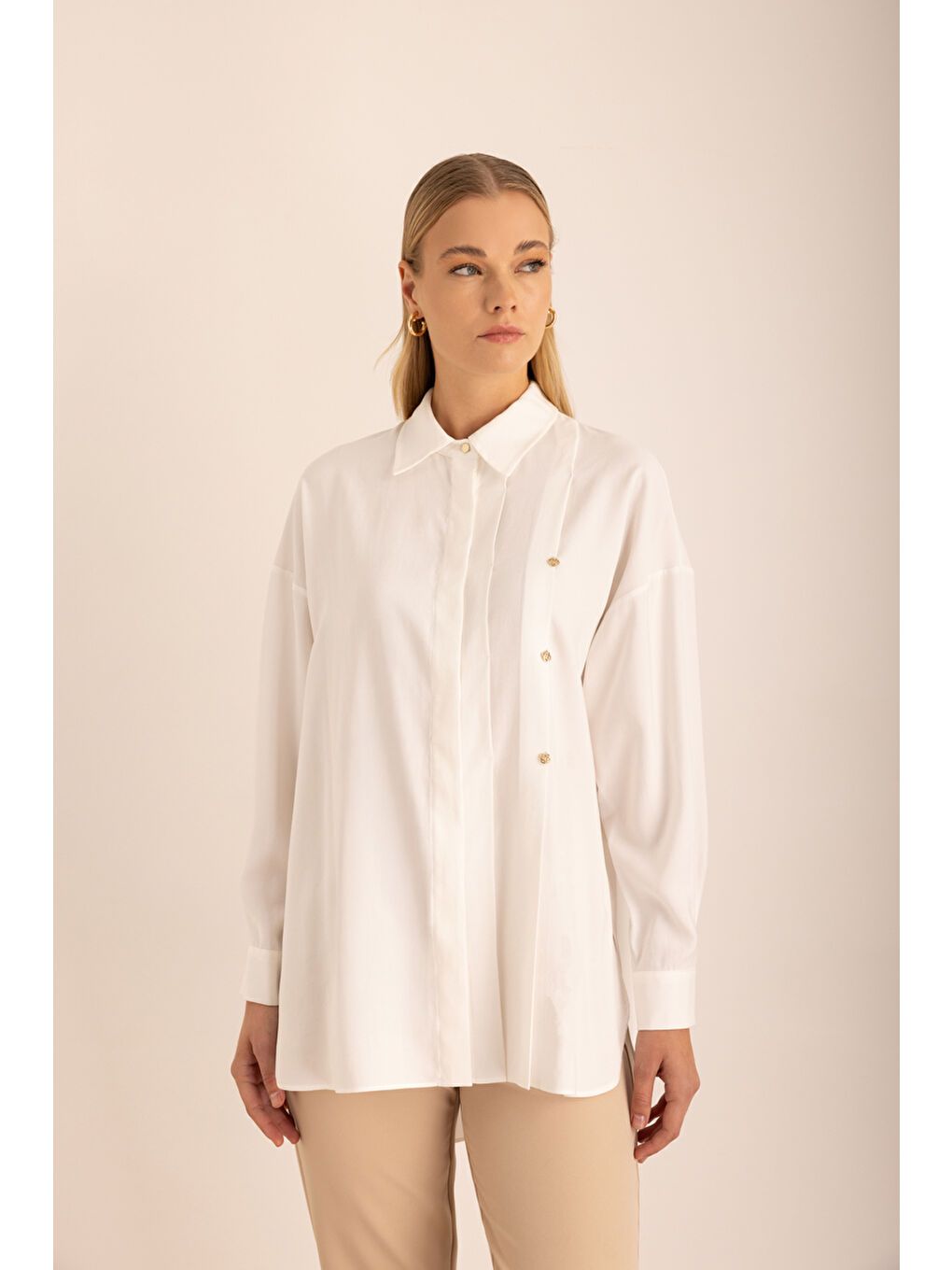 Ekru Pileli Metal Logolu Bluz-3