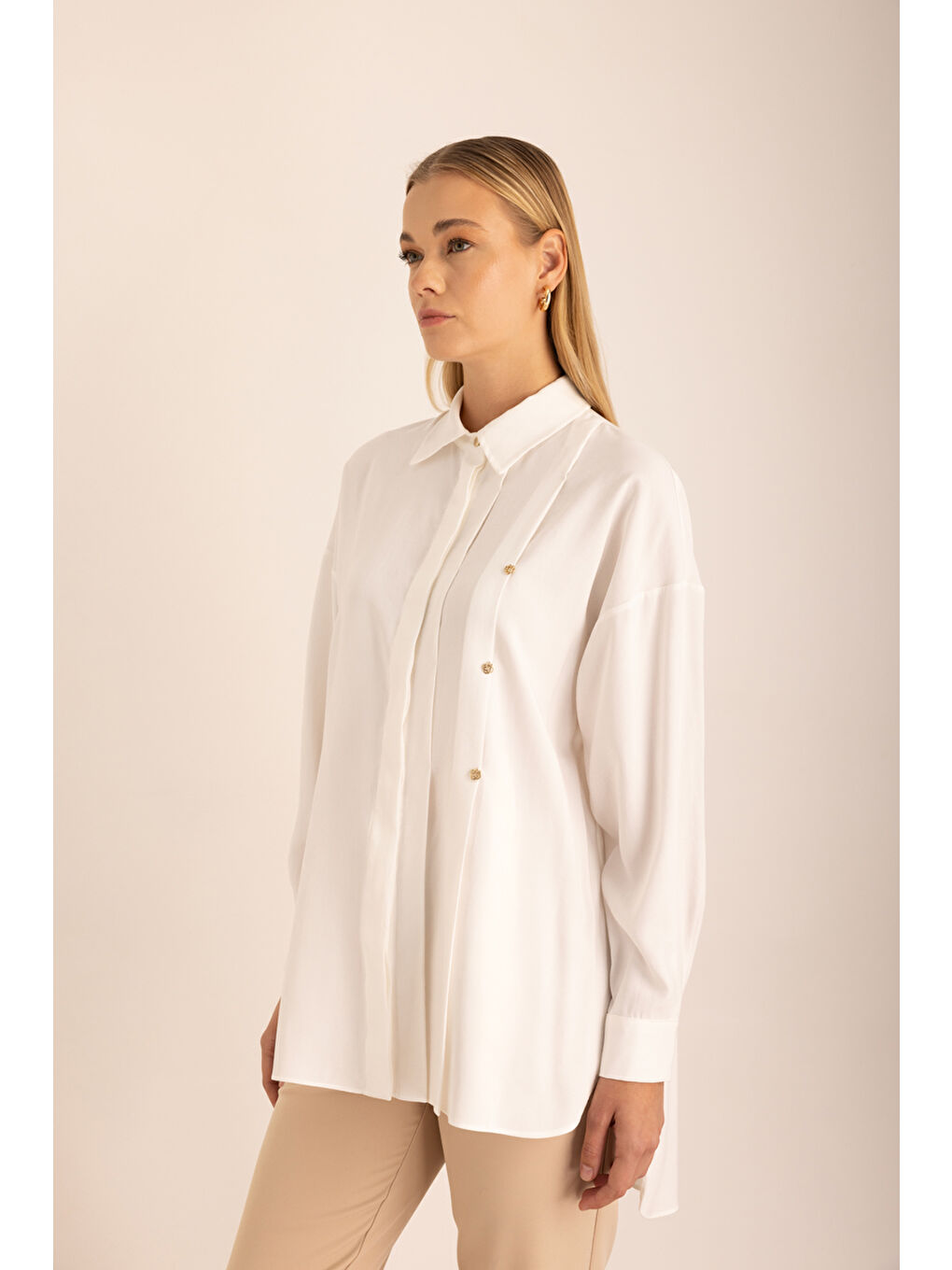 Ekru Pileli Metal Logolu Bluz-4