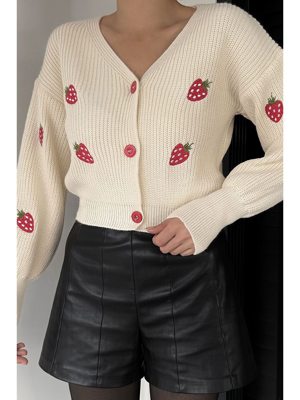 Ekru Çilek Desenli Triko Hırka-1