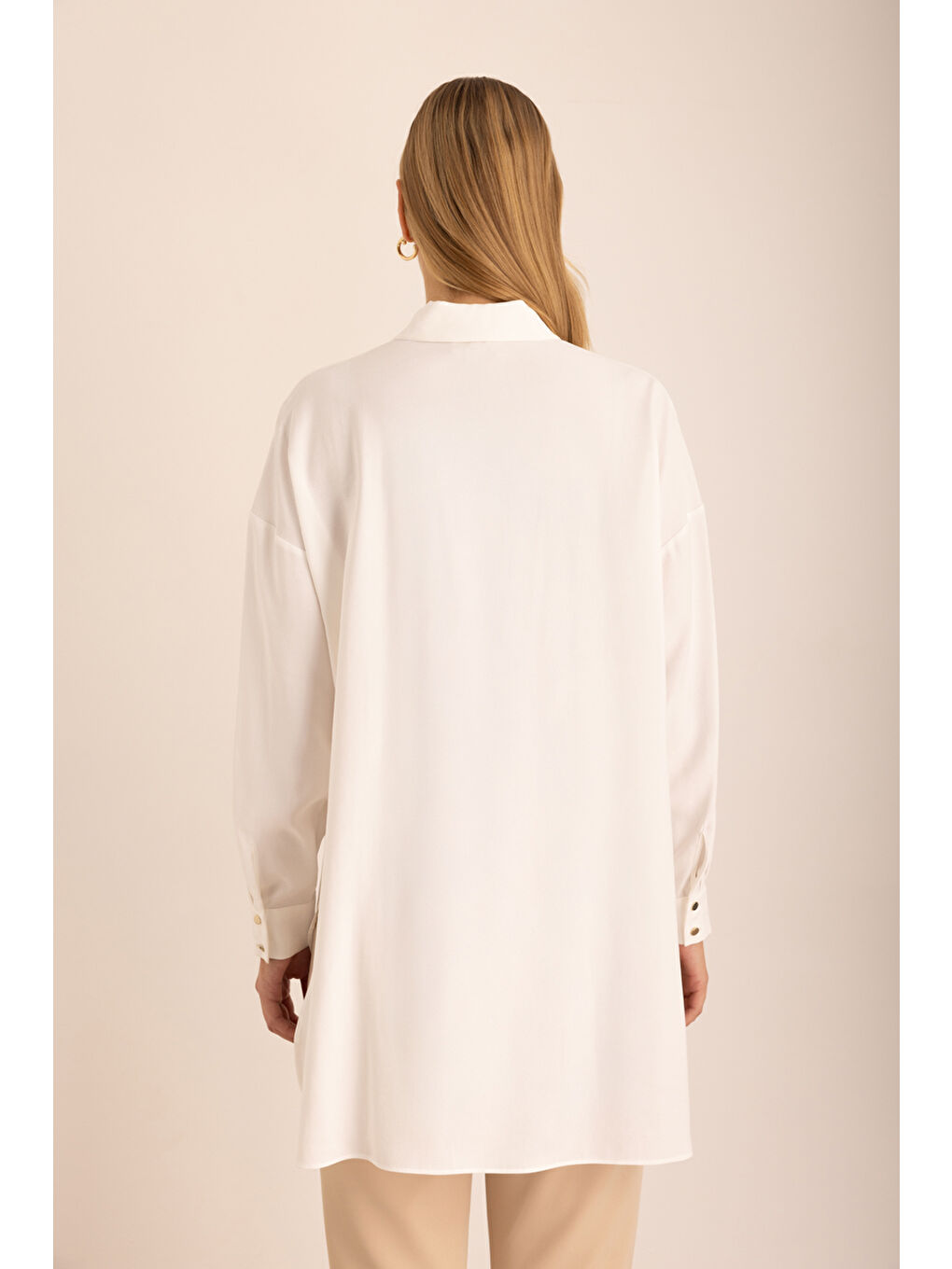 Ekru Pileli Metal Logolu Bluz-5