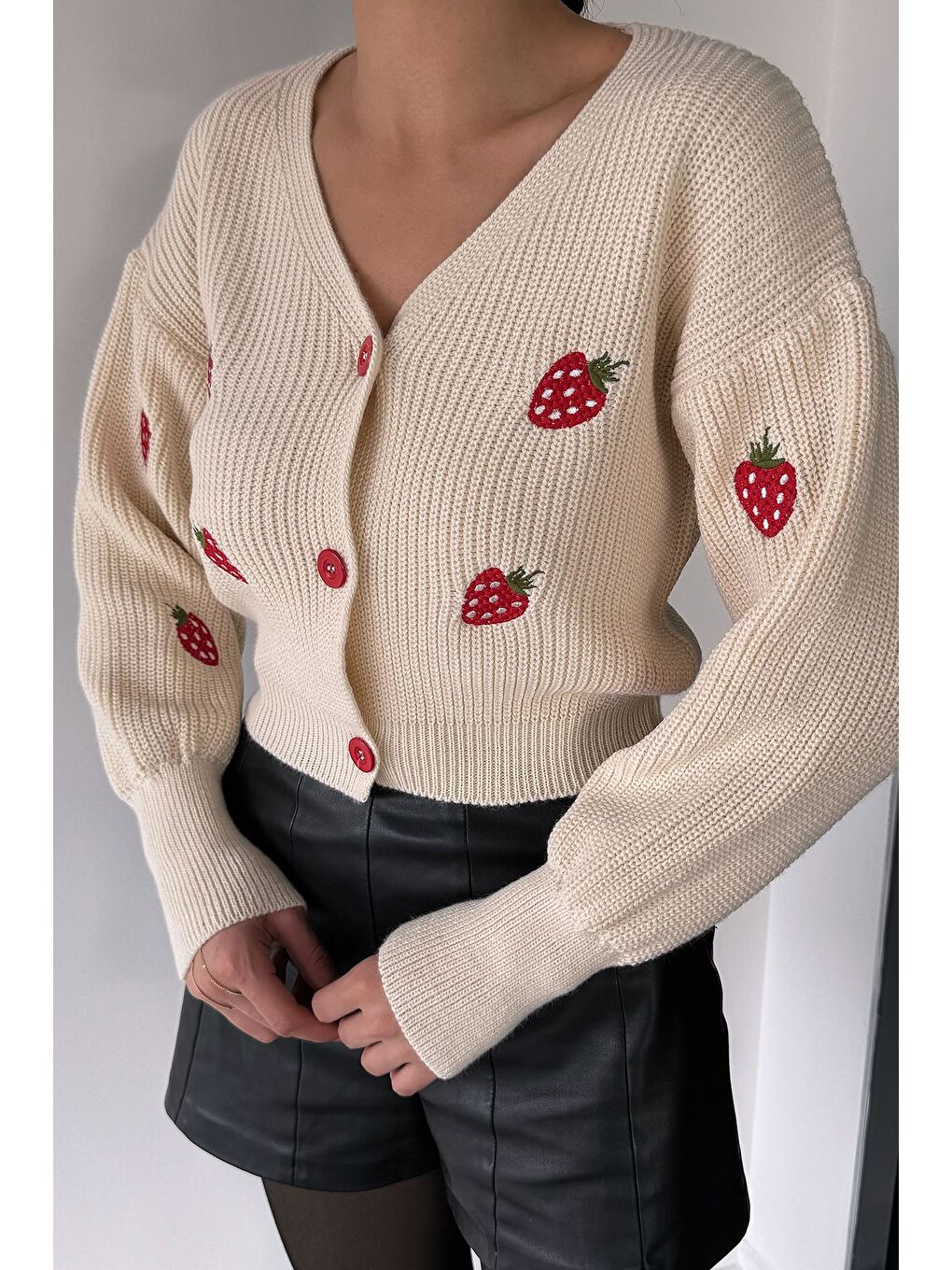 Ekru Çilek Desenli Triko Hırka-2