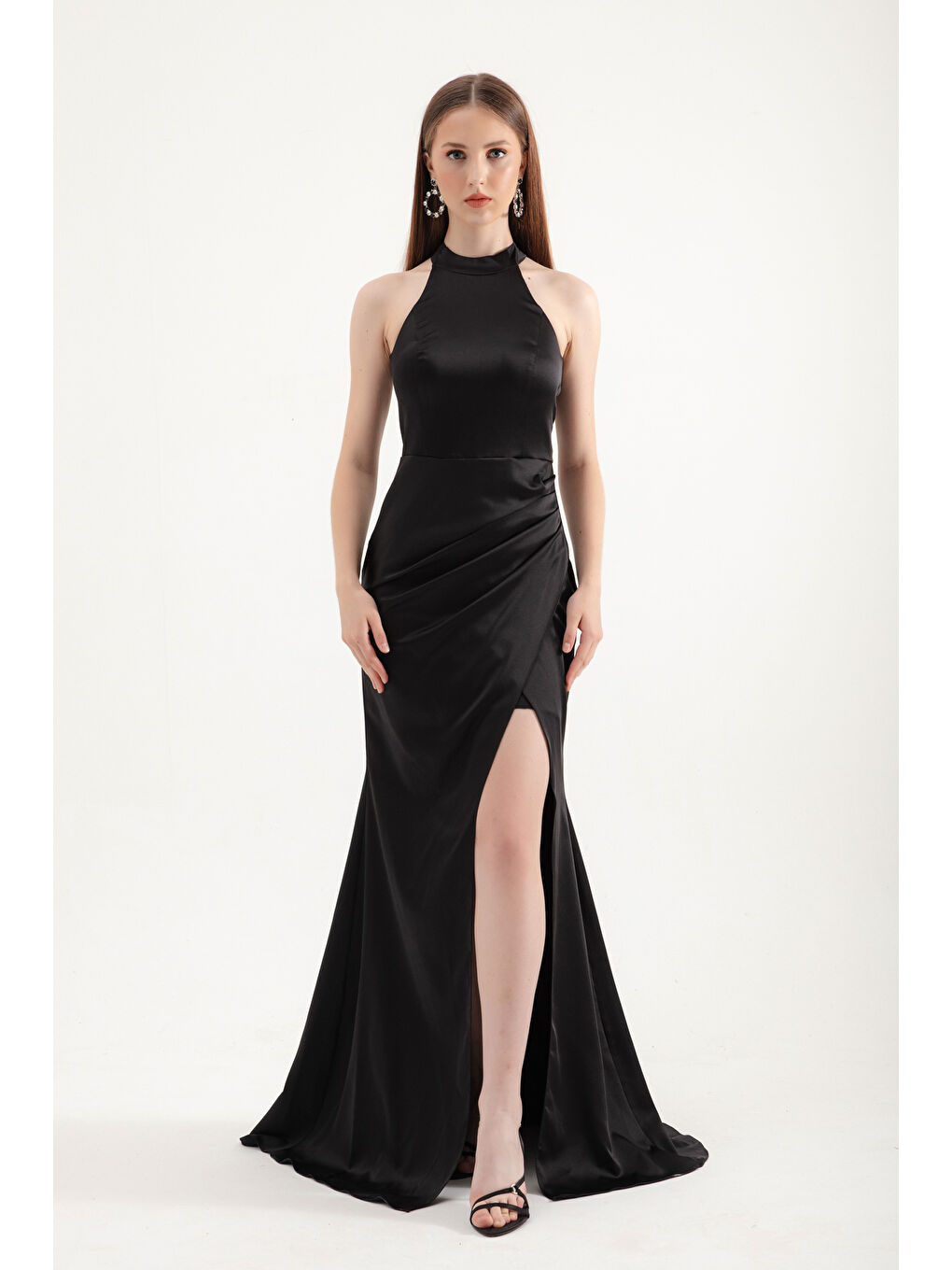 Kadın Siyah Halter Yaka Yırtmaçlı Uzun Saten Abiye Elbise