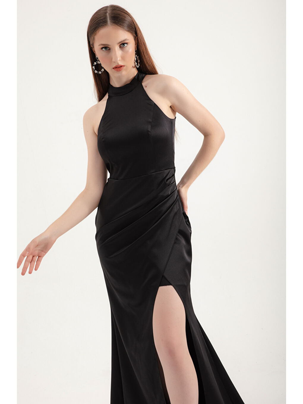 Kadın Siyah Halter Yaka Yırtmaçlı Uzun Saten Abiye Elbise-1