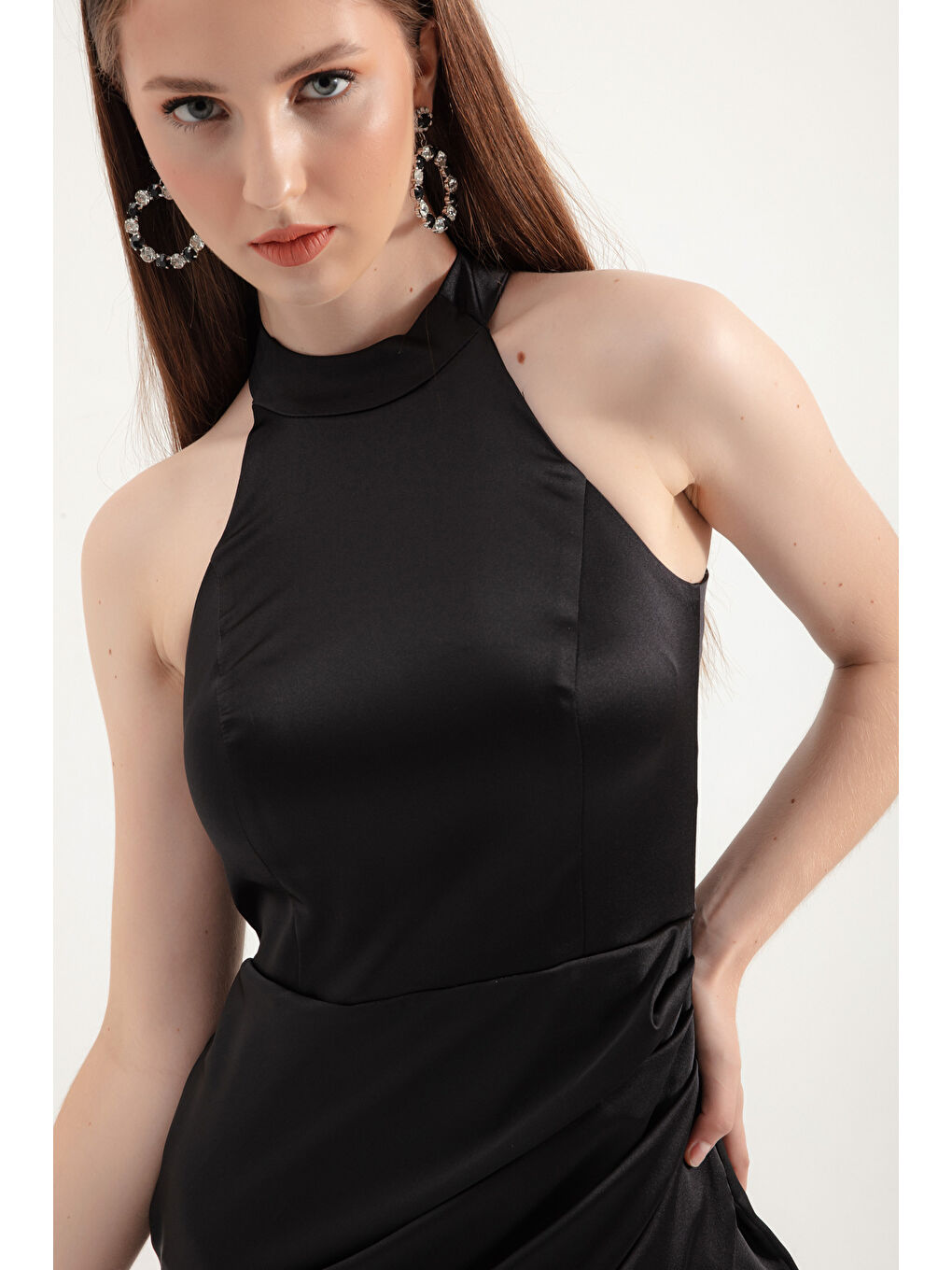 Kadın Siyah Halter Yaka Yırtmaçlı Uzun Saten Abiye Elbise-2