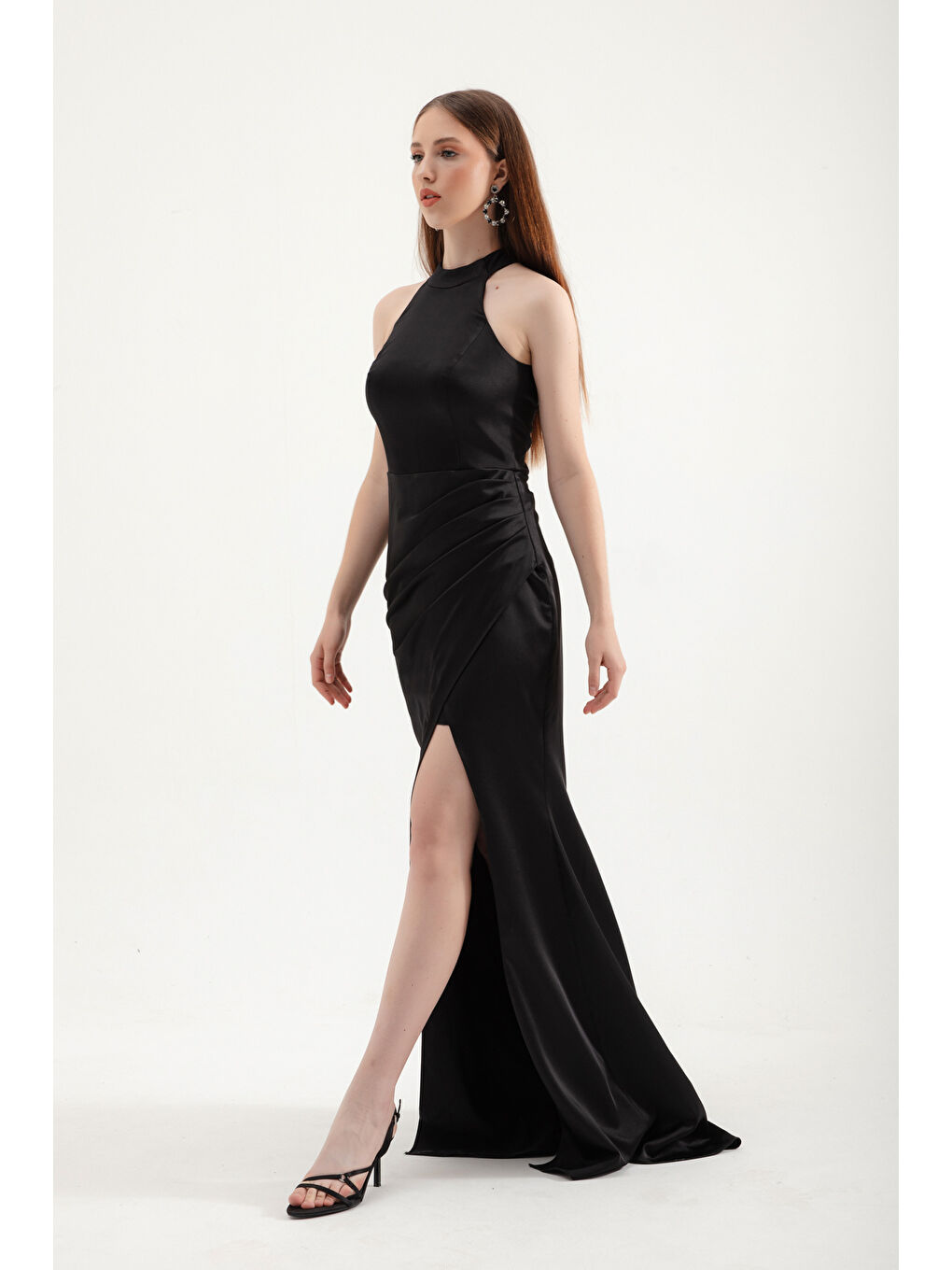 Kadın Siyah Halter Yaka Yırtmaçlı Uzun Saten Abiye Elbise-3