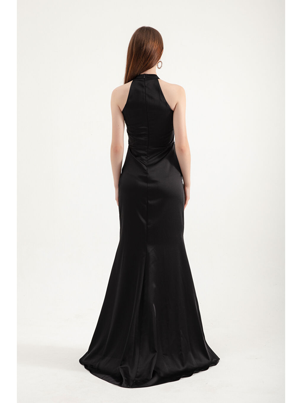 Kadın Siyah Halter Yaka Yırtmaçlı Uzun Saten Abiye Elbise-4