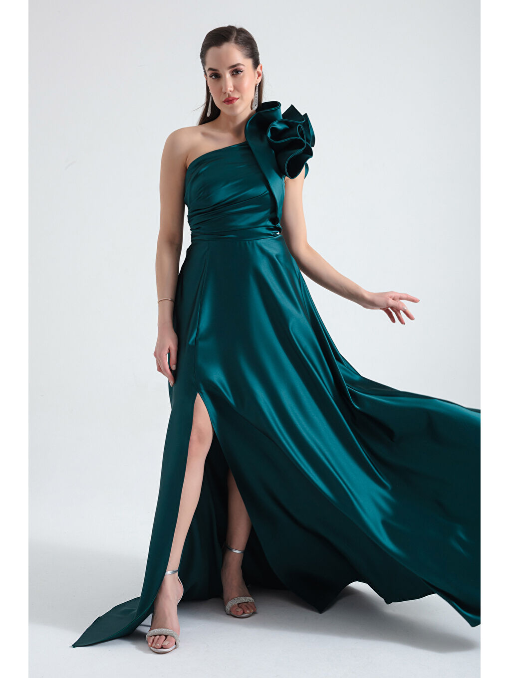 Kadın Zümrüt Yeşili Tek Omuzlu Fırfırlı Uzun Abiye Elbise-1