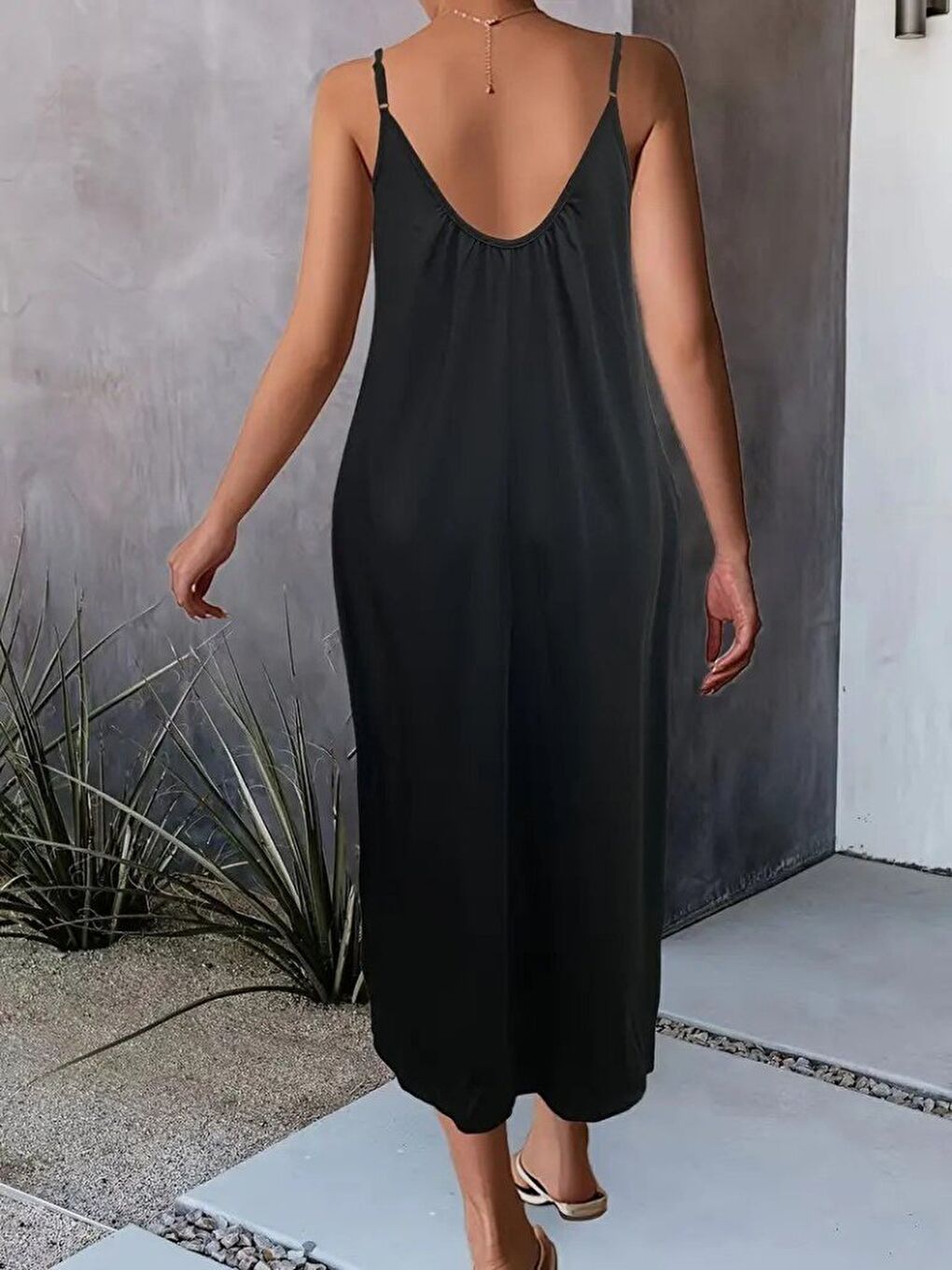 Siyah Kadın Ip Askılı Geniş V Yakalı Viskon Elbise-1