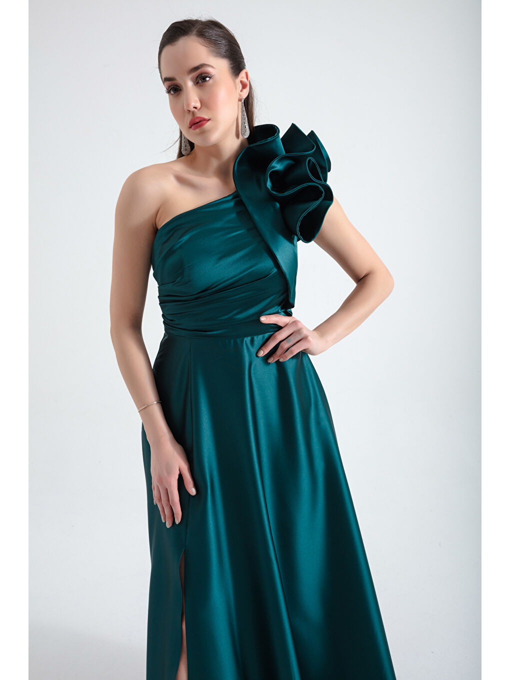 Kadın Zümrüt Yeşili Tek Omuzlu Fırfırlı Uzun Abiye Elbise-2