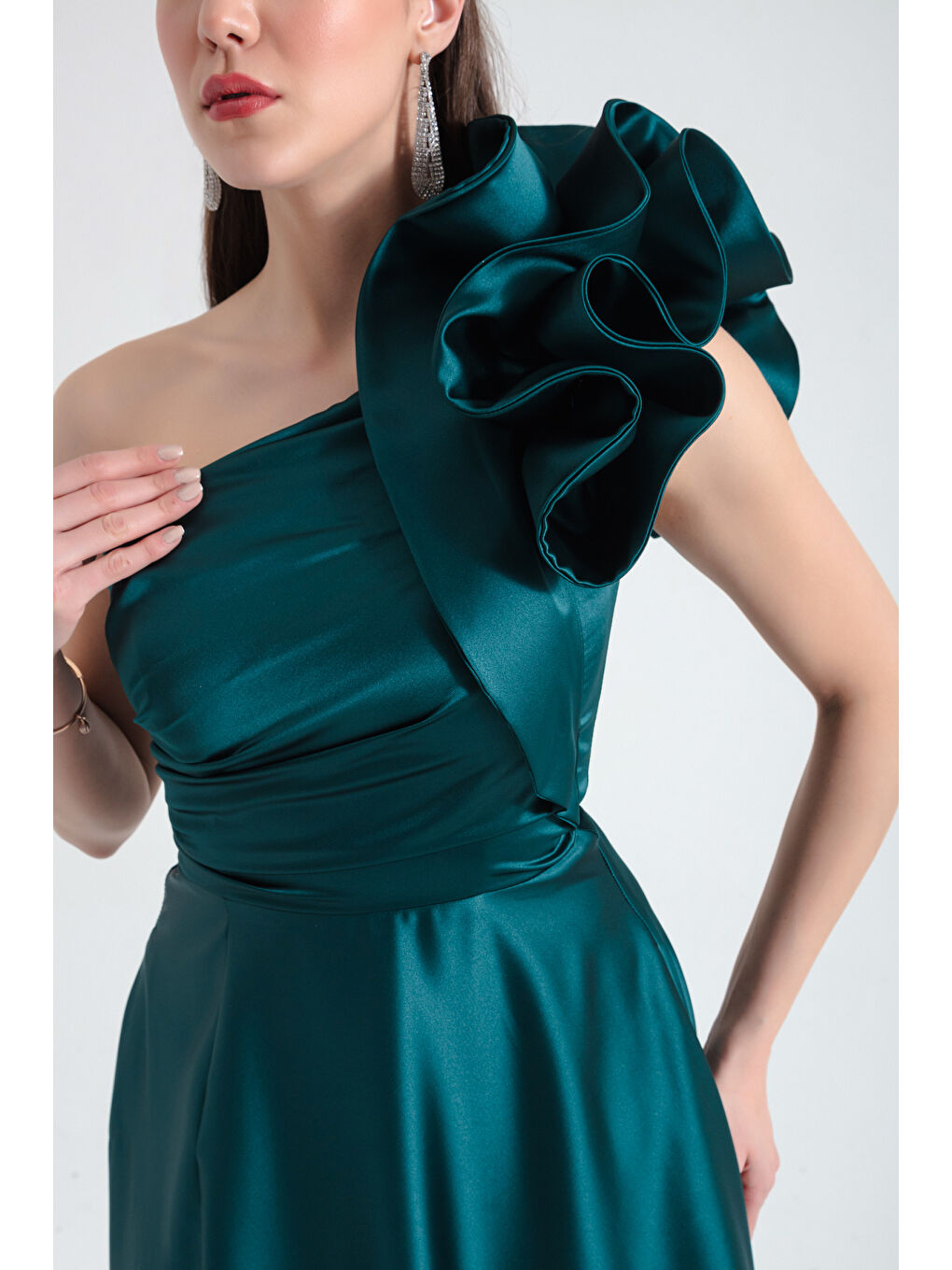 Kadın Zümrüt Yeşili Tek Omuzlu Fırfırlı Uzun Abiye Elbise-3