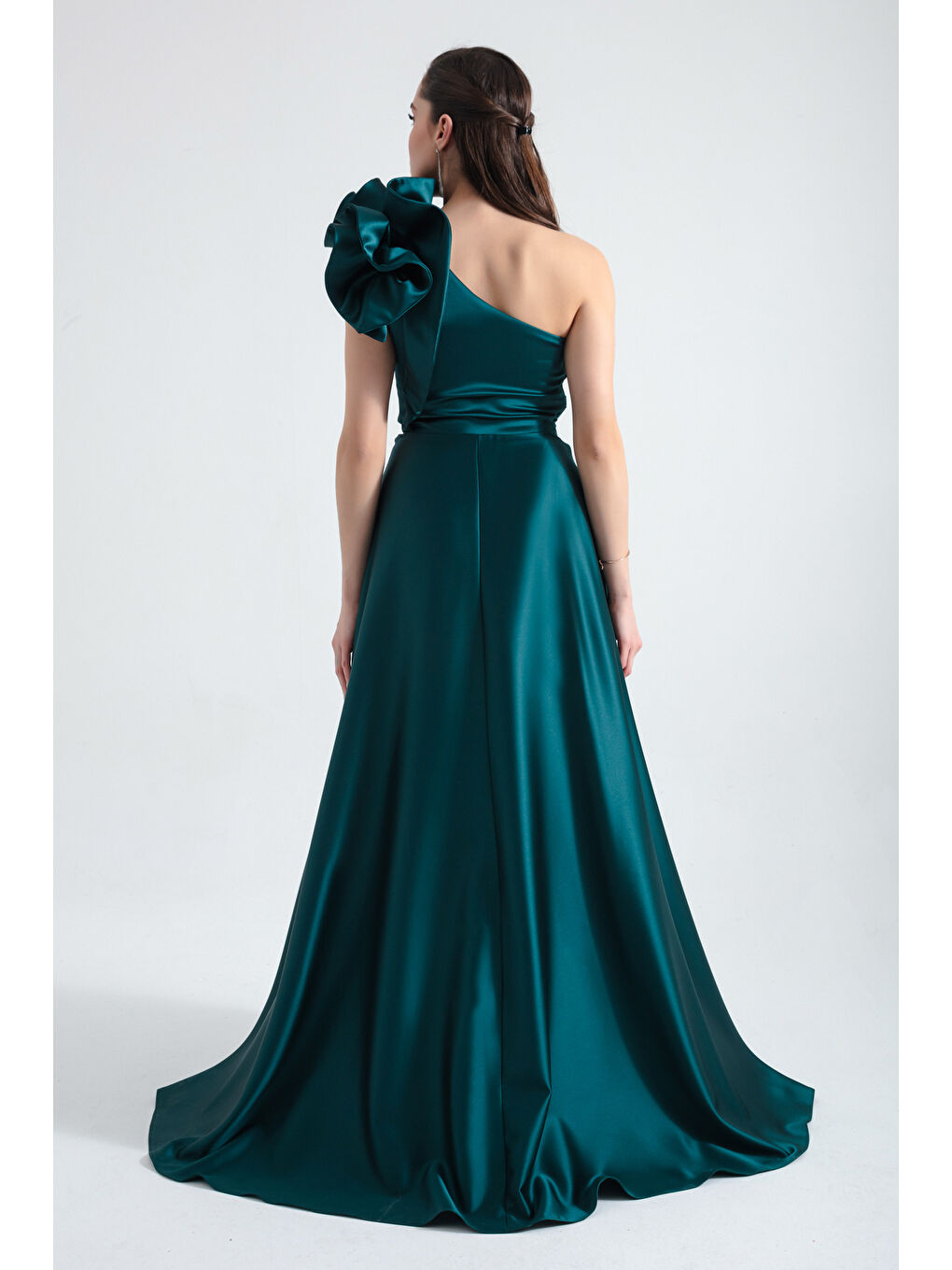 Kadın Zümrüt Yeşili Tek Omuzlu Fırfırlı Uzun Abiye Elbise-4