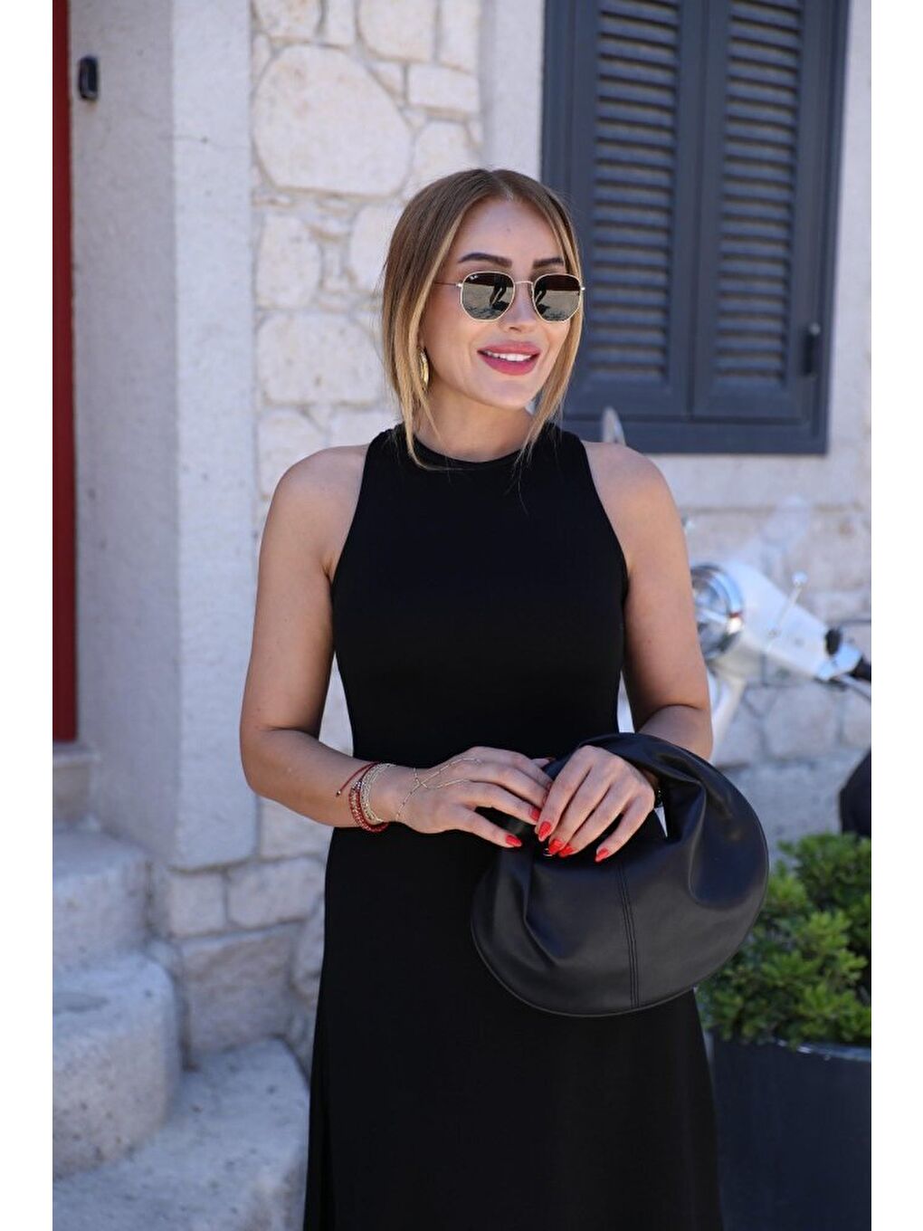 Siyah Kadın Omuzlardan Açık Arkadan Aksesuar Detaylı Yırtmaçlı Janjan Krep Elbise-3