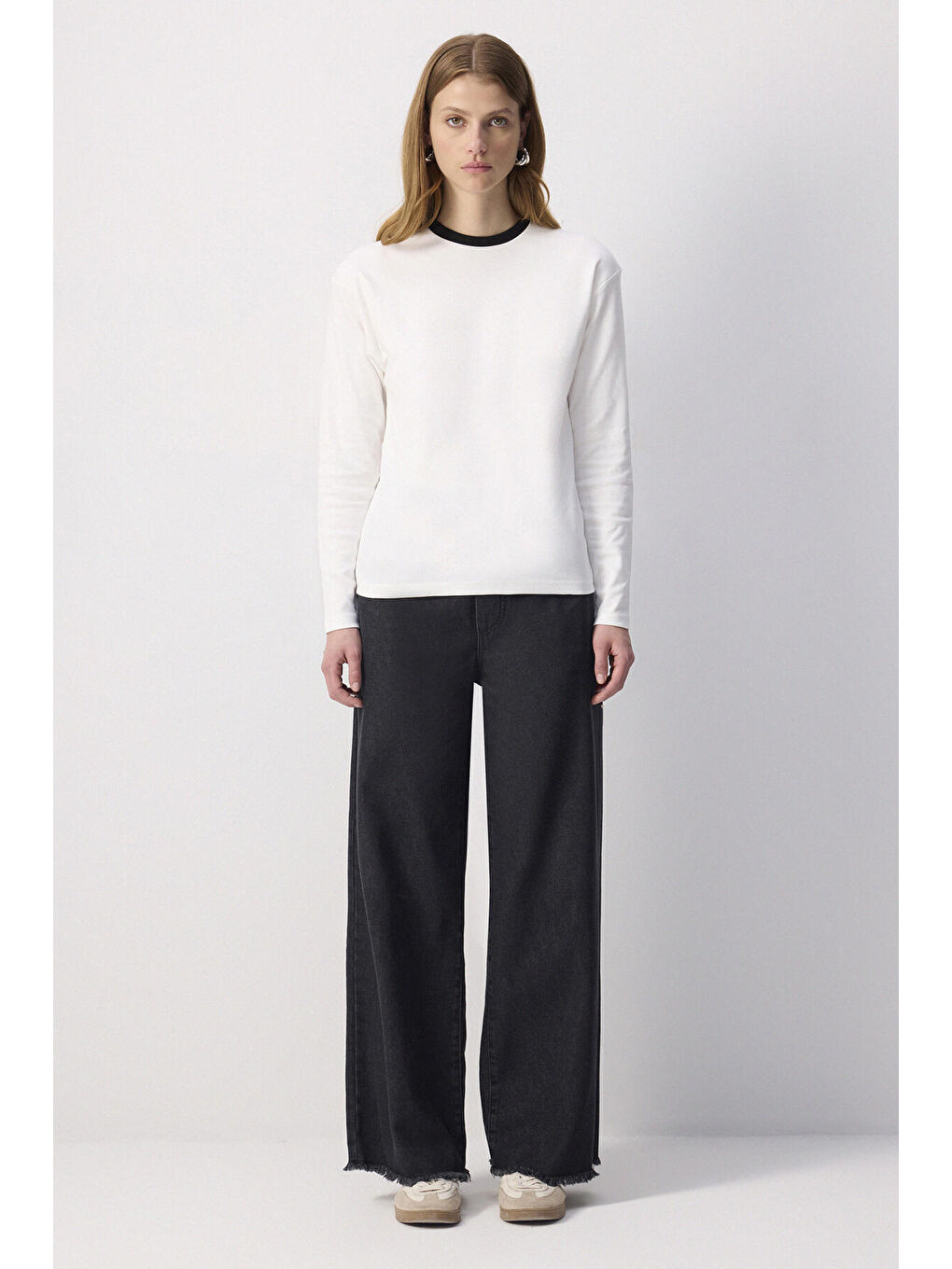 Ekru %100 Pamuklu Ribana Yaka T-Shırt