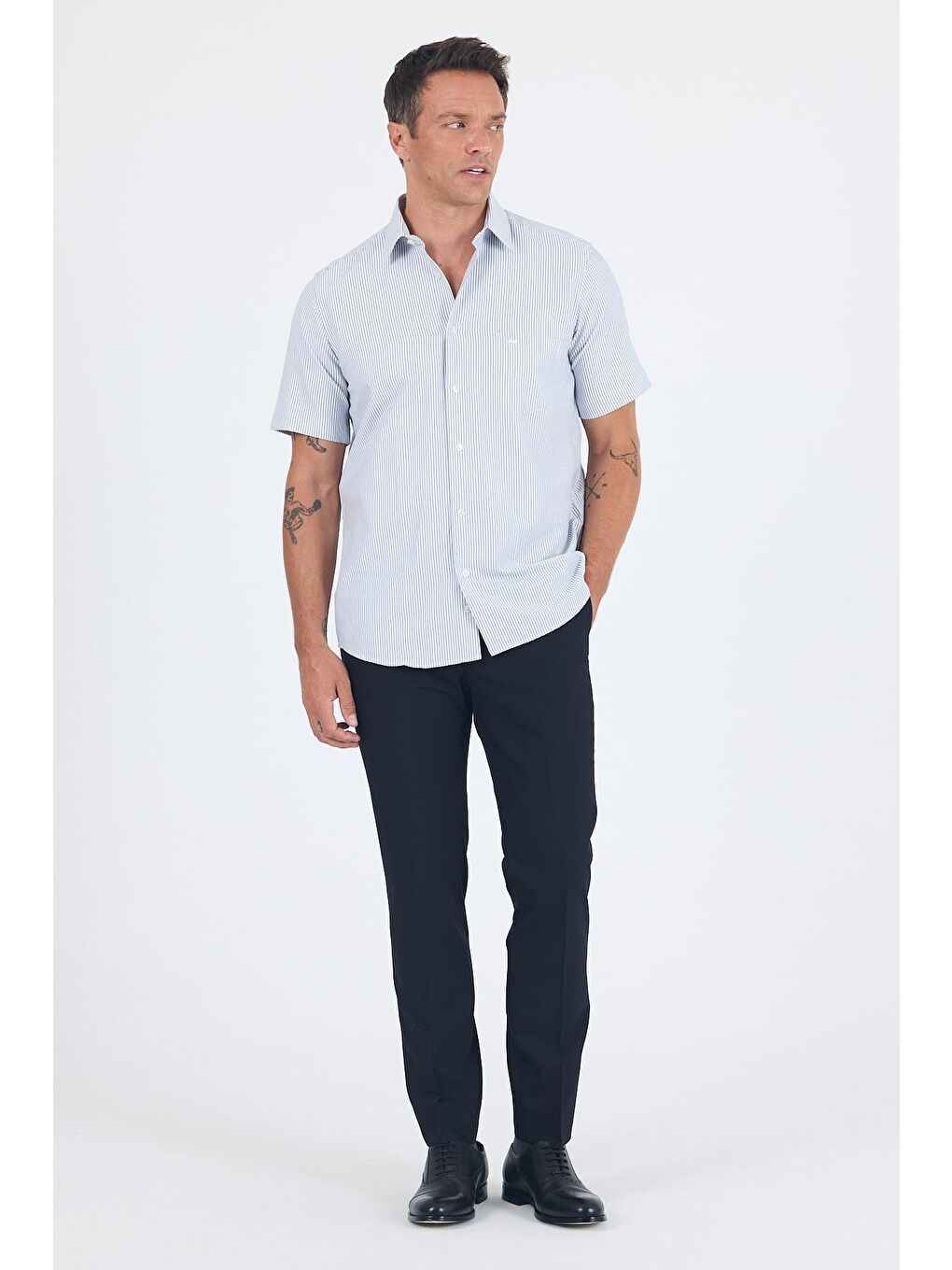 Siyah Sert Yaka Kısa Kol Cepli Comfort Fit Cls Gömlek 1004250259-1