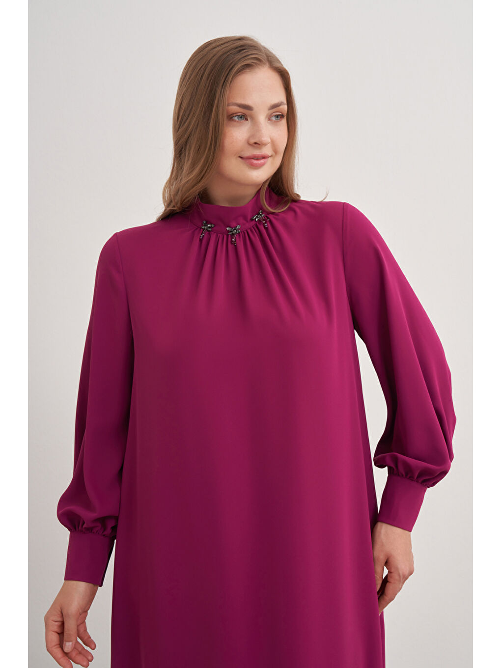 Mürdüm Etek Ucu Büzgülü Yakası İşlemeli Elbise-3