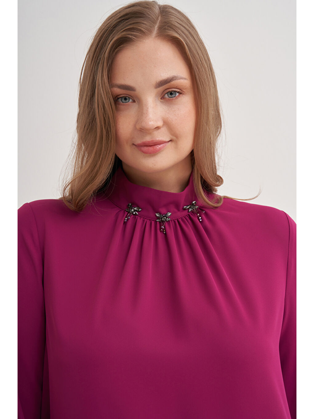 Mürdüm Etek Ucu Büzgülü Yakası İşlemeli Elbise-4