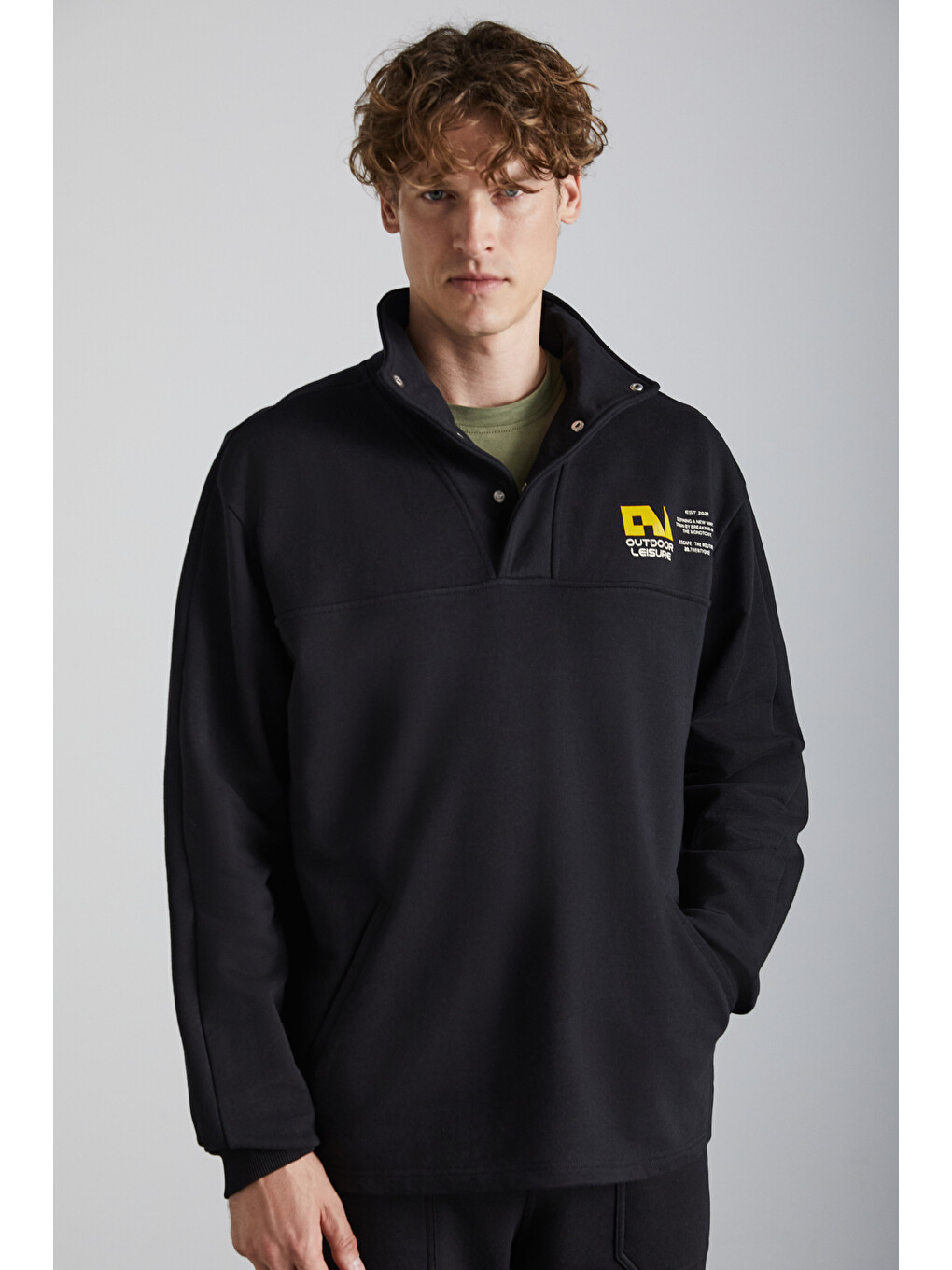 Galıcıa Erkek Diagonel Kumaşlı Dik Yakalı Çıtçıt Kapamalı Baskılı Siyah Sweatshirt