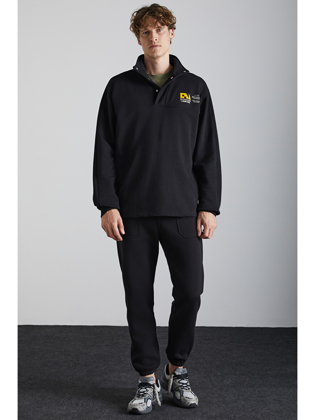 Galıcıa Erkek Diagonel Kumaşlı Dik Yakalı Çıtçıt Kapamalı Baskılı Siyah Sweatshirt-1