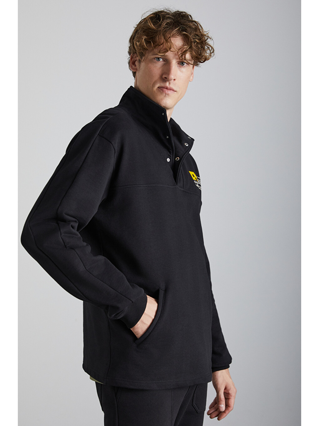 Galıcıa Erkek Diagonel Kumaşlı Dik Yakalı Çıtçıt Kapamalı Baskılı Siyah Sweatshirt-2
