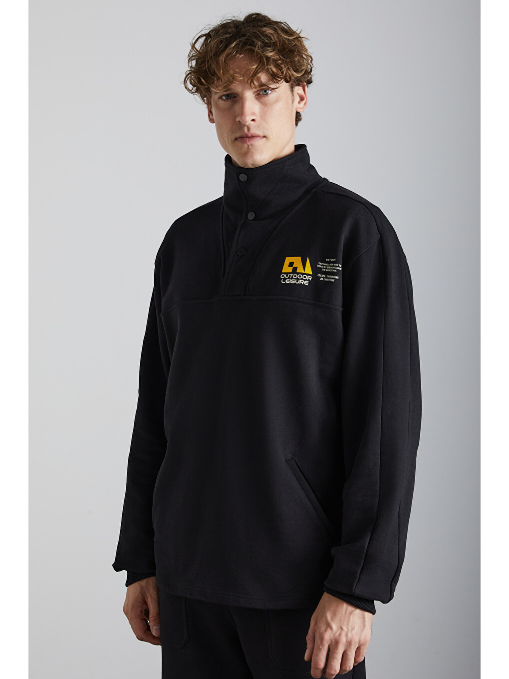 Galıcıa Erkek Diagonel Kumaşlı Dik Yakalı Çıtçıt Kapamalı Baskılı Siyah Sweatshirt-3
