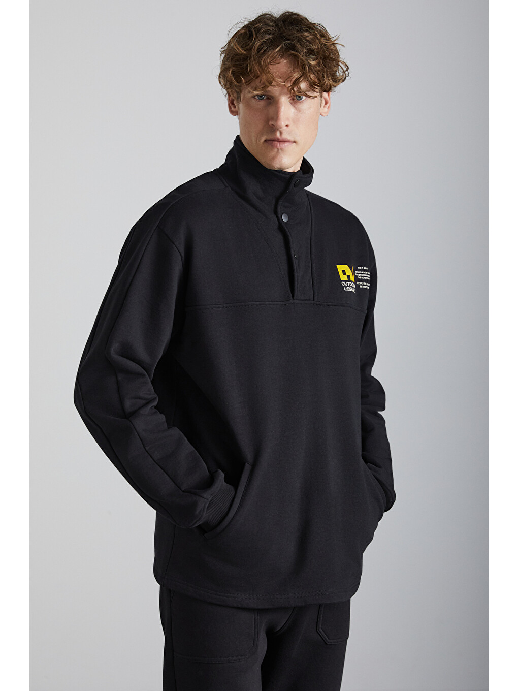 Galıcıa Erkek Diagonel Kumaşlı Dik Yakalı Çıtçıt Kapamalı Baskılı Siyah Sweatshirt-4