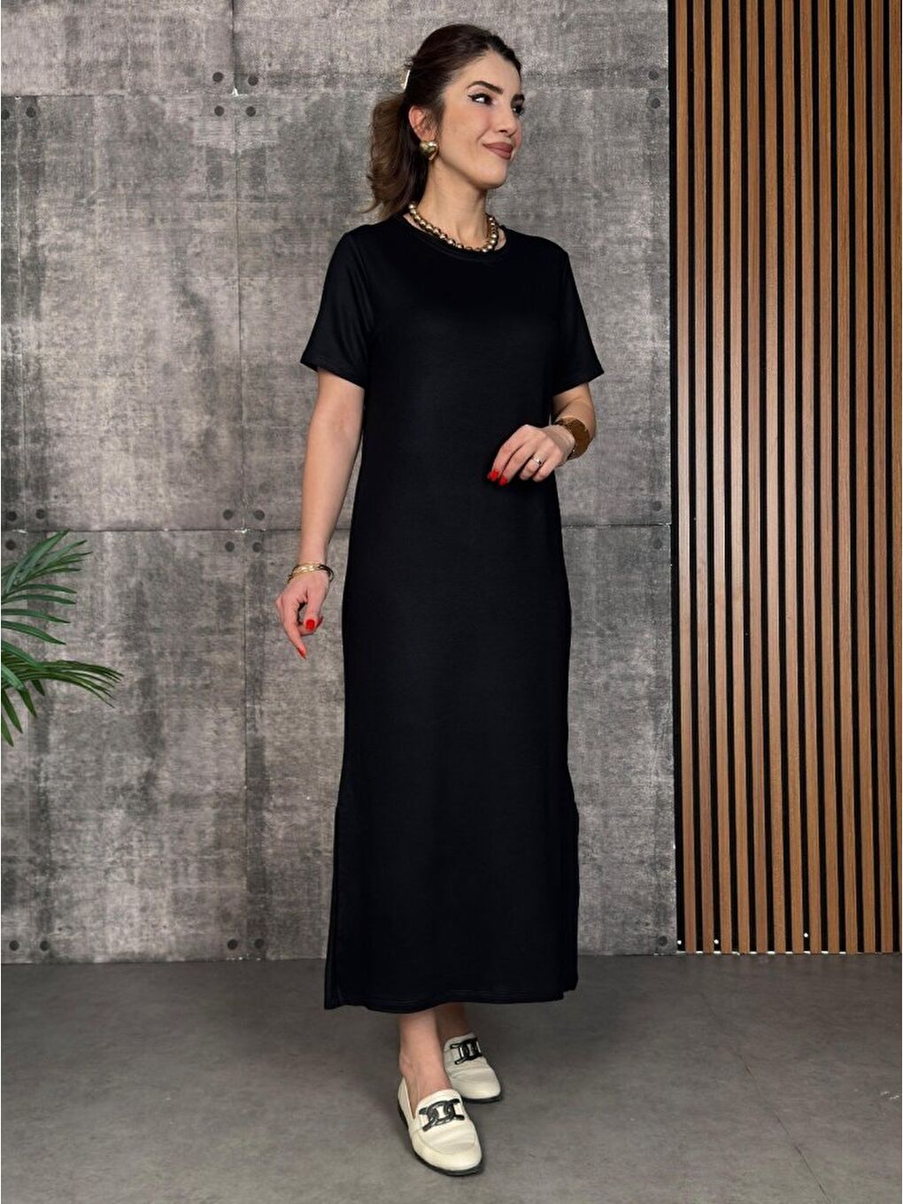 Siyah Kadın Kısa Kollu Bisiklet Yaka Yırtmaçlı Viskon Iki Iplik Elbise