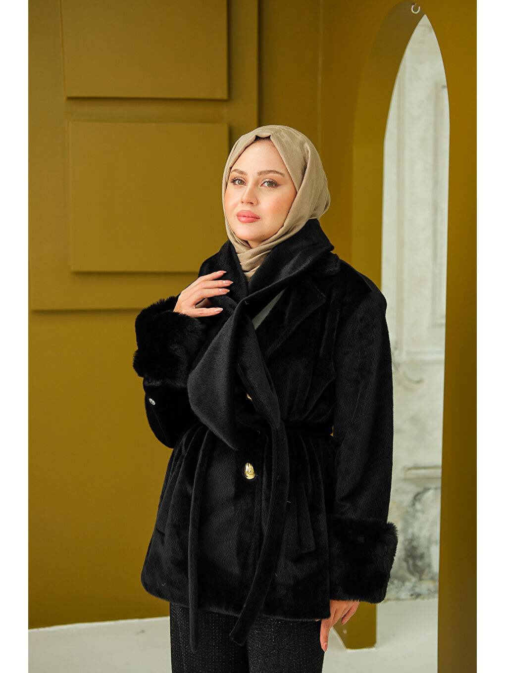 Kadın Yaka Fiyonklu Kürklü Kaşe Siyah