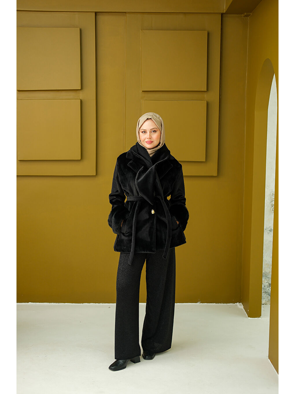 Kadın Yaka Fiyonklu Kürklü Kaşe Siyah-1