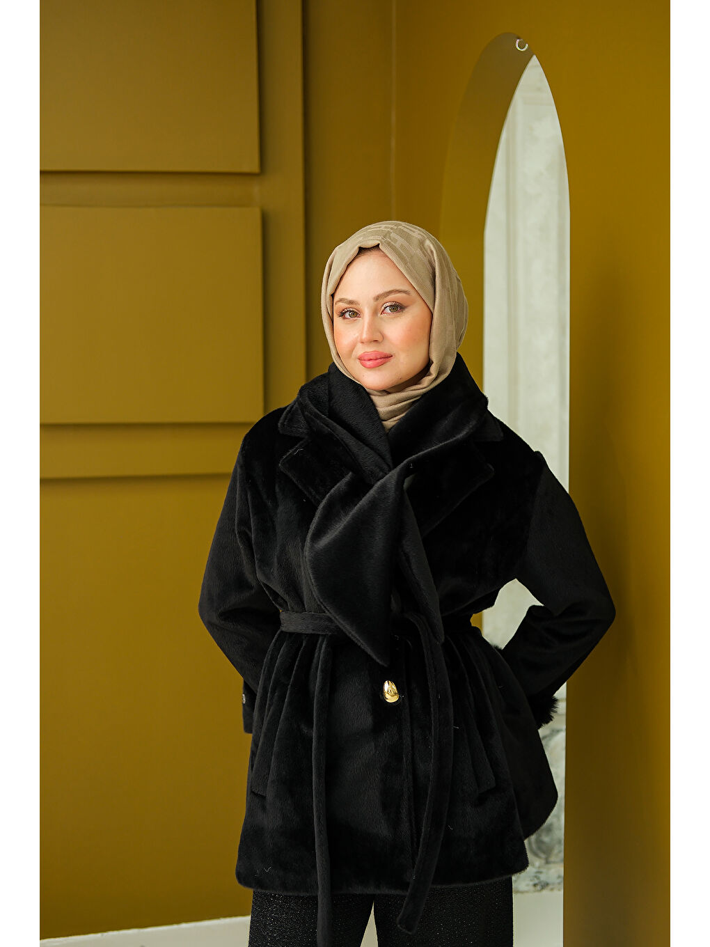 Kadın Yaka Fiyonklu Kürklü Kaşe Siyah-2