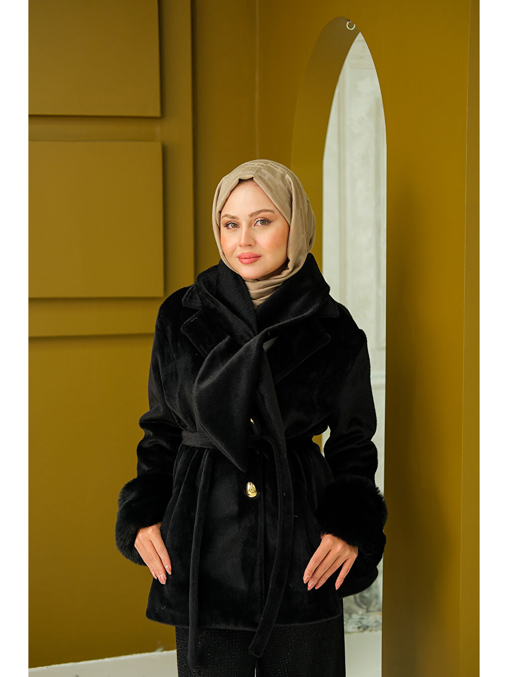 Kadın Yaka Fiyonklu Kürklü Kaşe Siyah-3