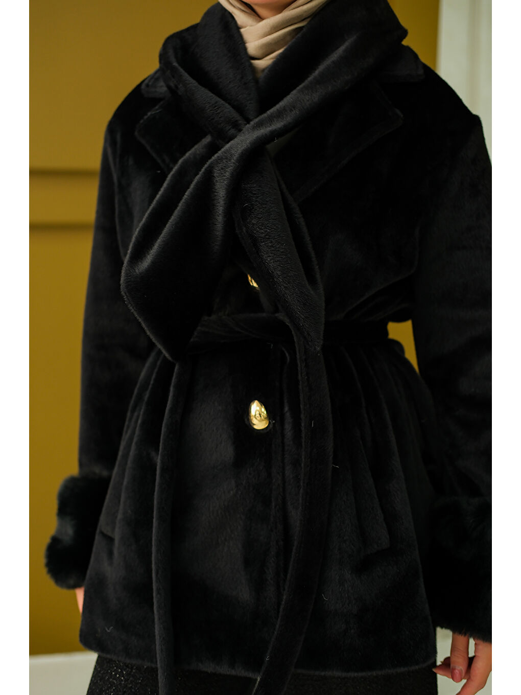 Kadın Yaka Fiyonklu Kürklü Kaşe Siyah-4