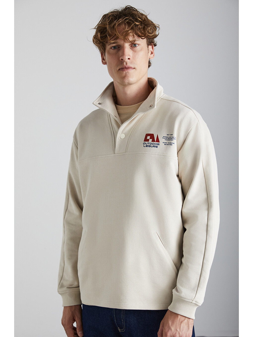 Galıcıa Erkek Diagonel Kumaşlı Dik Yakalı Çıtçıt Kapamalı Baskılı Bej Sweatshirt