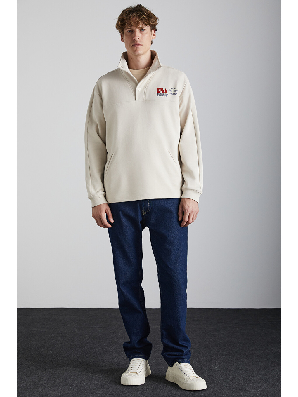 Galıcıa Erkek Diagonel Kumaşlı Dik Yakalı Çıtçıt Kapamalı Baskılı Bej Sweatshirt-1