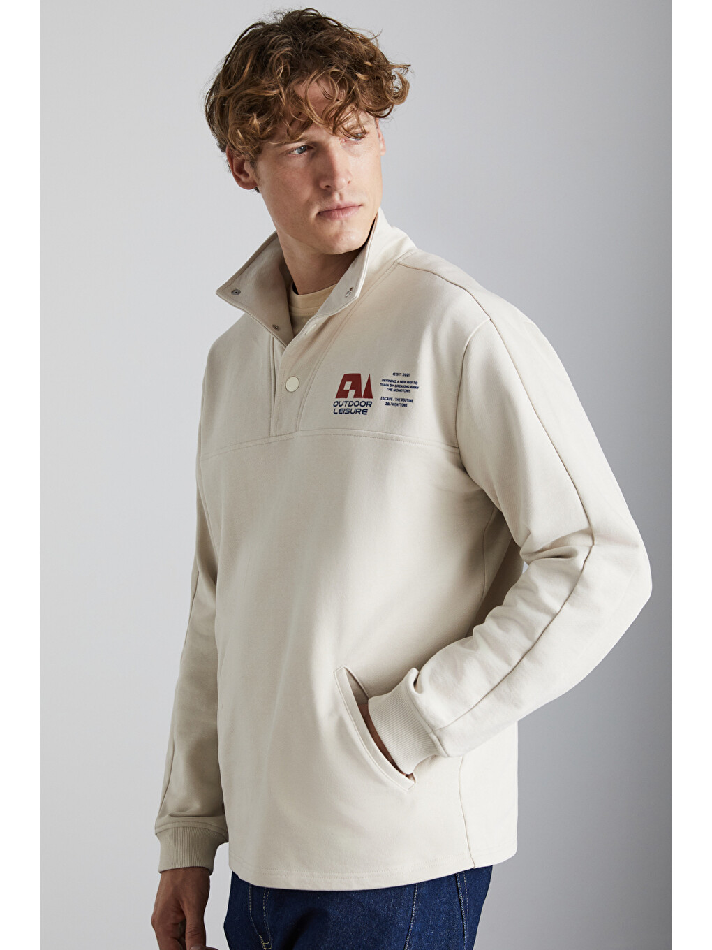 Galıcıa Erkek Diagonel Kumaşlı Dik Yakalı Çıtçıt Kapamalı Baskılı Bej Sweatshirt-2