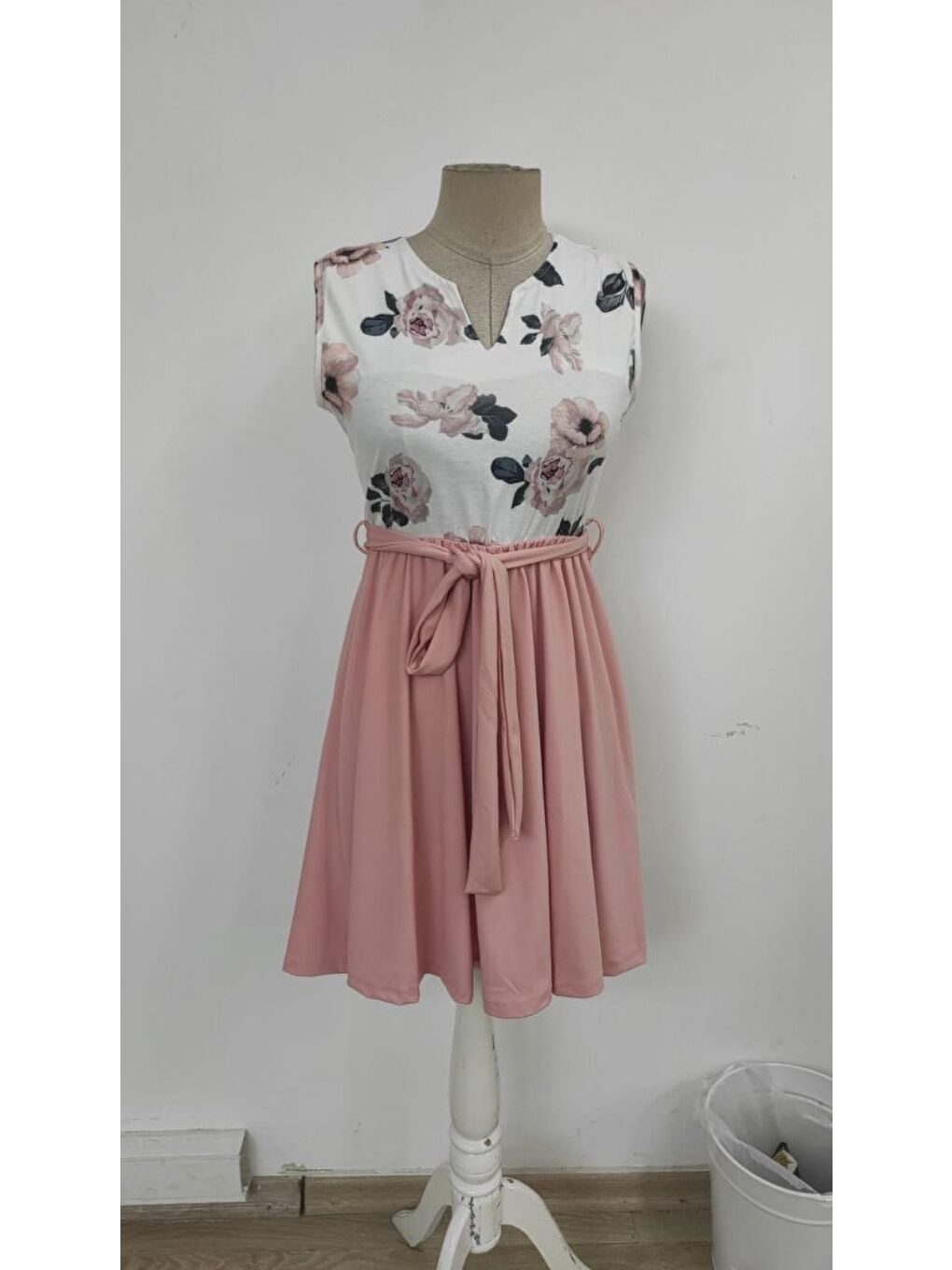 Pembe Kadın Sıfır Kollu V Yakalı çiçek Baskılı Beli Kuşaklı Dalgıç Elbise-4
