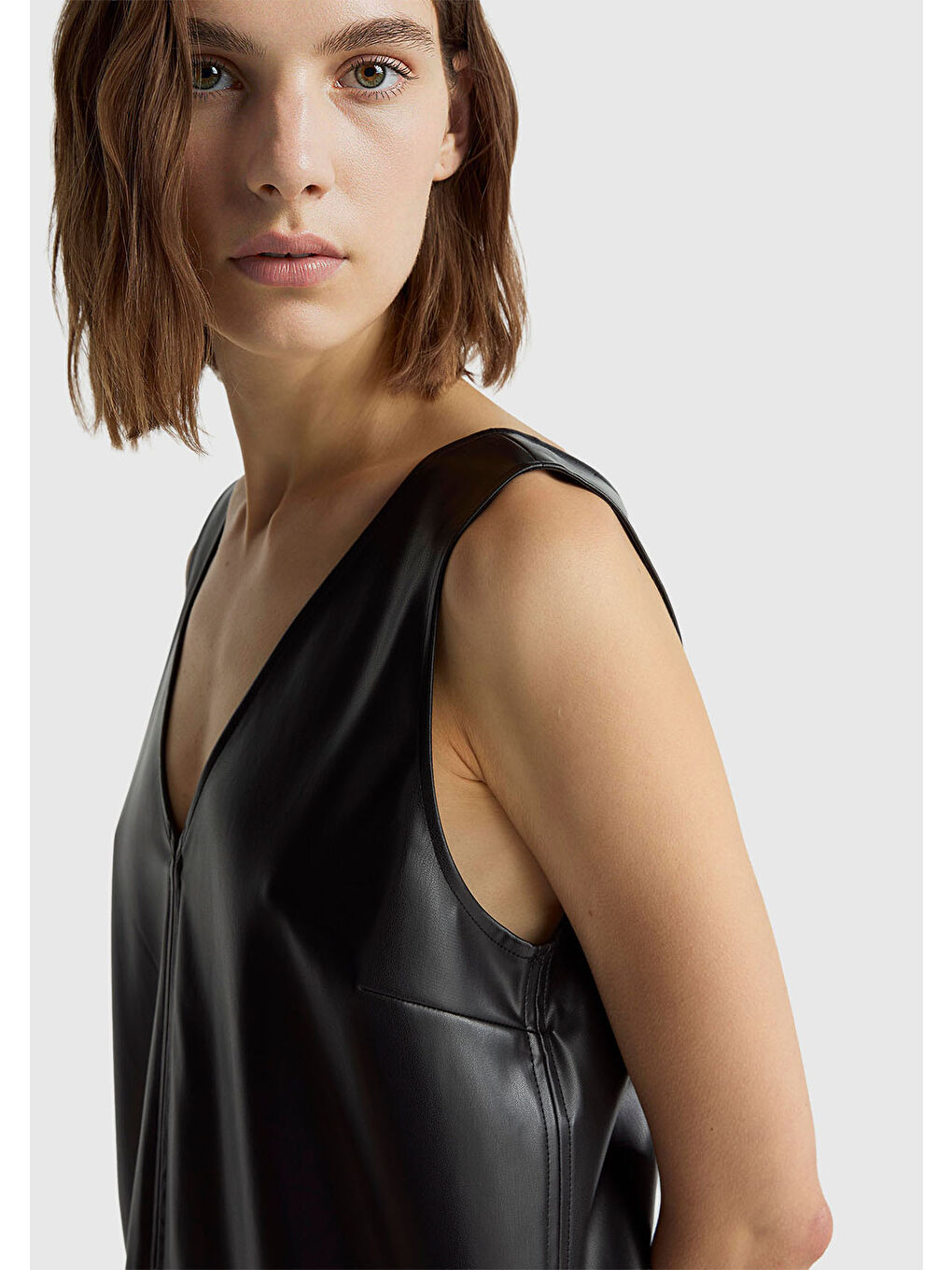 Kadın Siyah Önü ve Arkası V Yaka Eco Deri Elbise-5