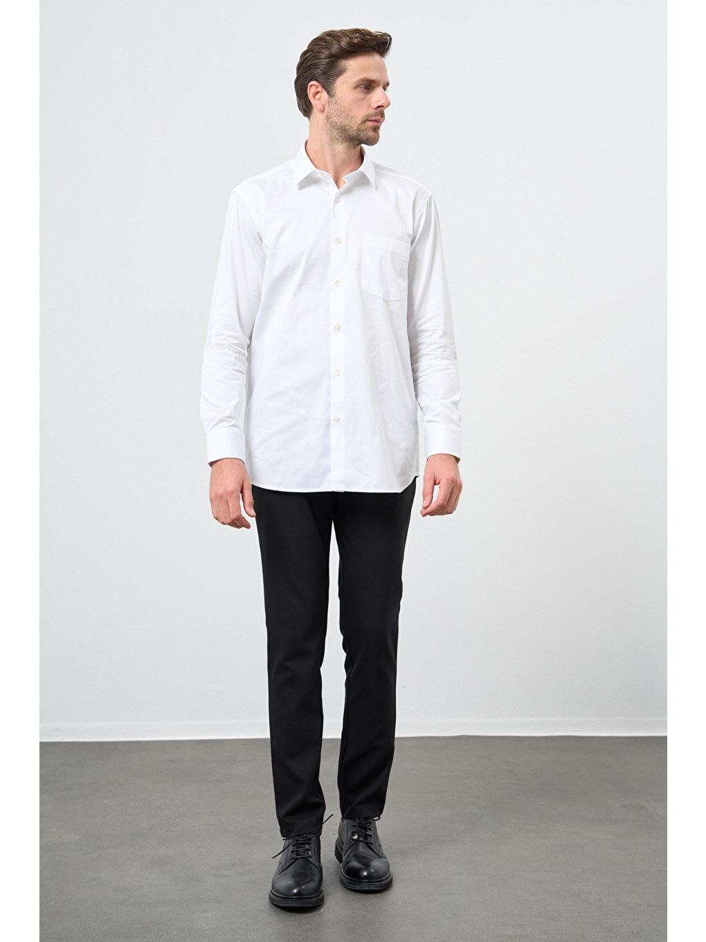 Beyaz Sert Yaka Cepli Comfort Fit Classic Pamuklu Gömlek 1004255323-1