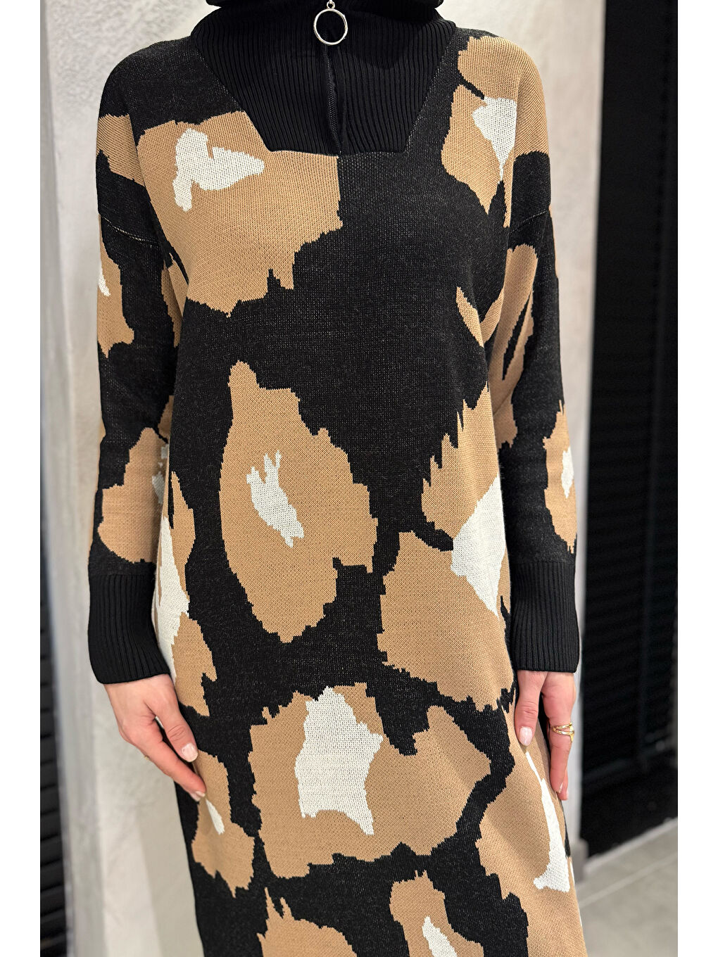 Siyah Kadın Fermuarlı Desenli Tesettürlü Triko Elbise-5