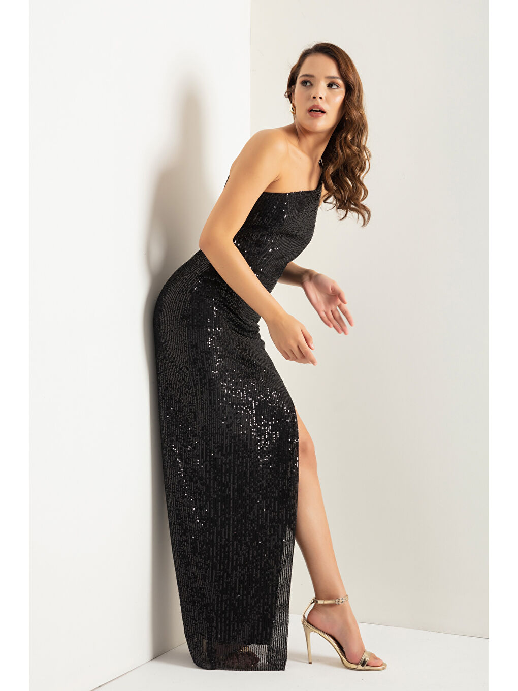 Kadın Siyah Tek Omuzlu Yırtmaçlı Uzun Abiye Elbise