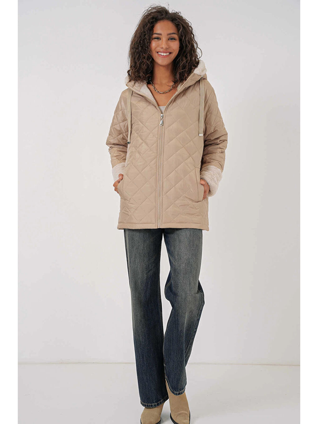 Kadın Bej Kürk Detaylı Astarlı Kapitone Mont HZL25W-BD151971-1