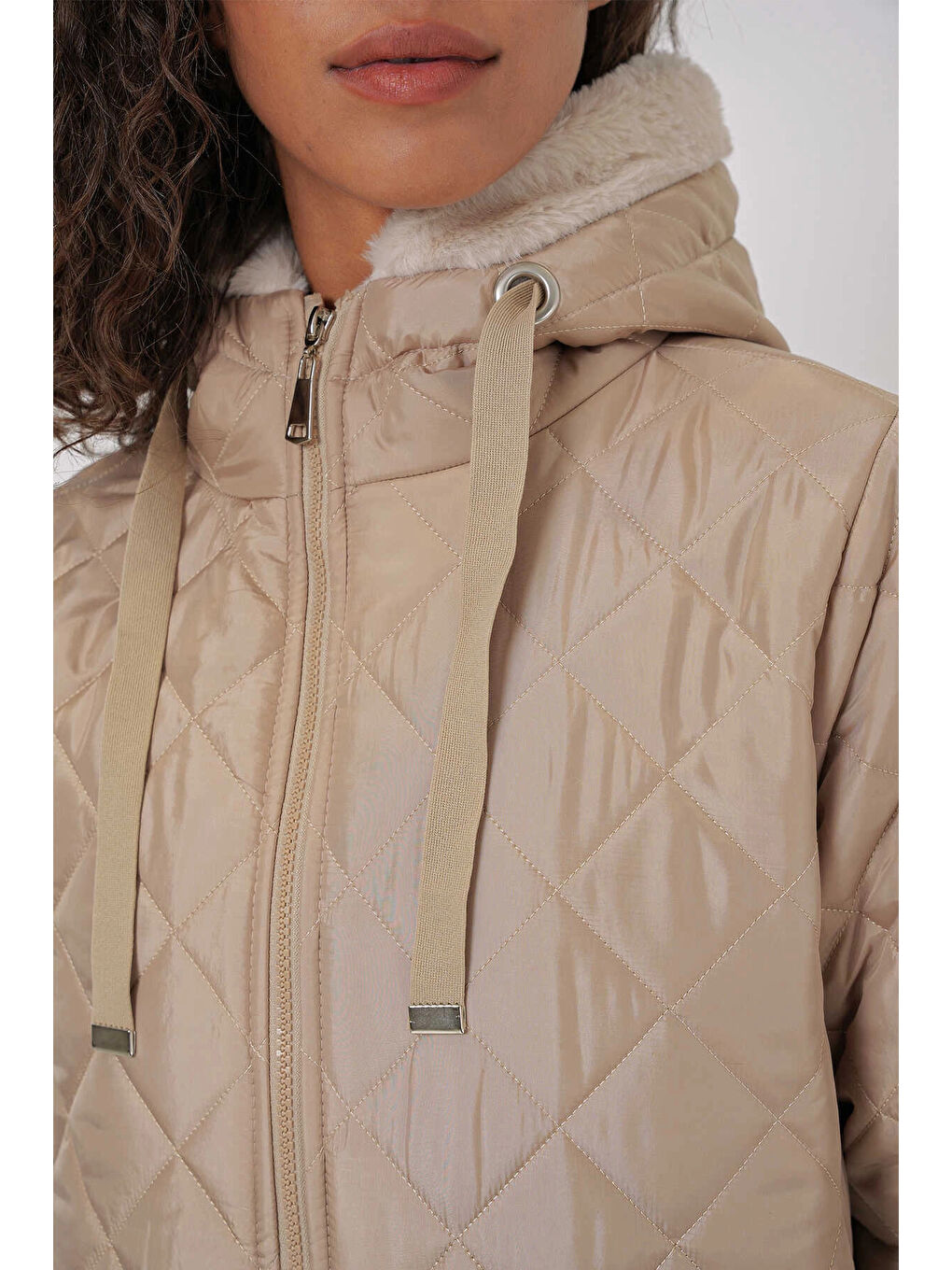 Kadın Bej Kürk Detaylı Astarlı Kapitone Mont HZL25W-BD151971-3