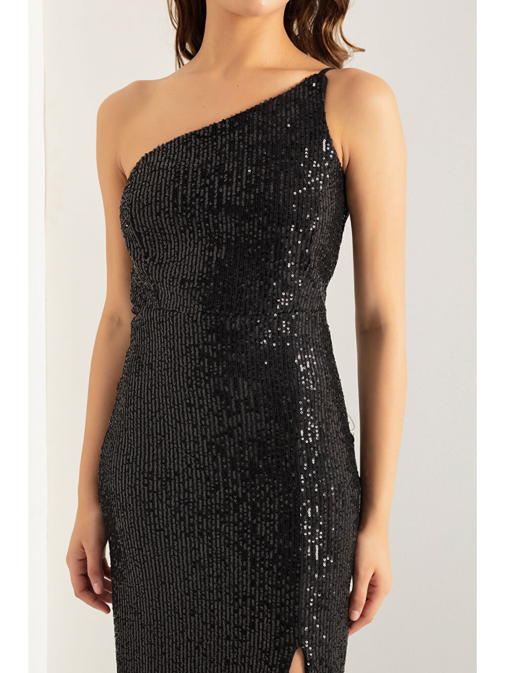 Kadın Siyah Tek Omuzlu Yırtmaçlı Uzun Abiye Elbise-3