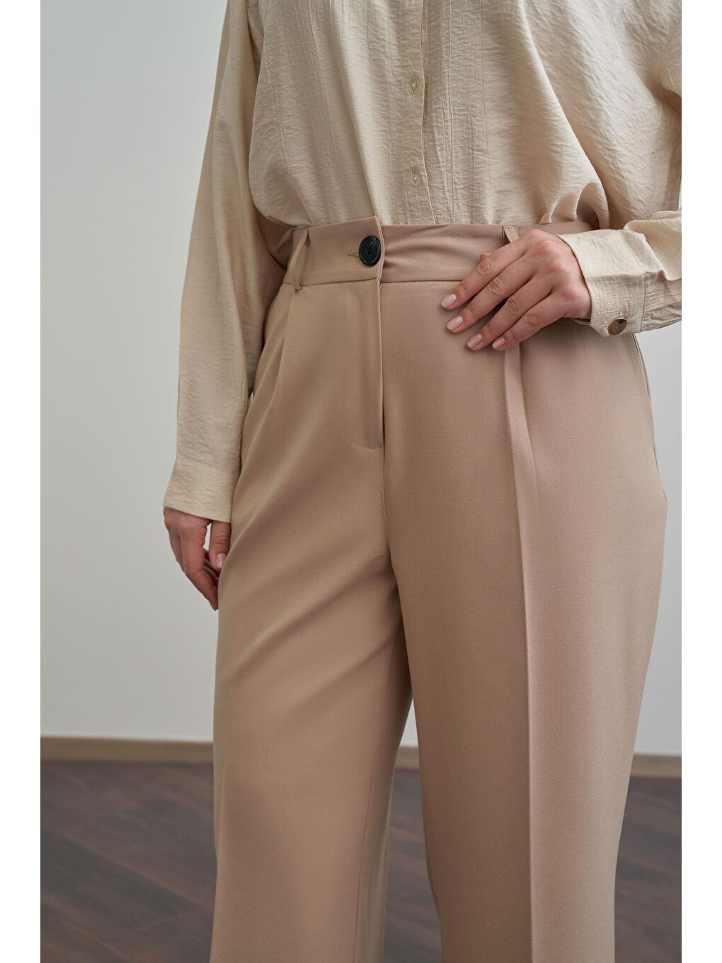 Bej-Önü Pileli Polyviscon Pantolon-3